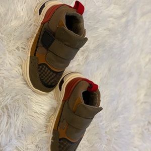 Zara toddler boy sneaker size 22